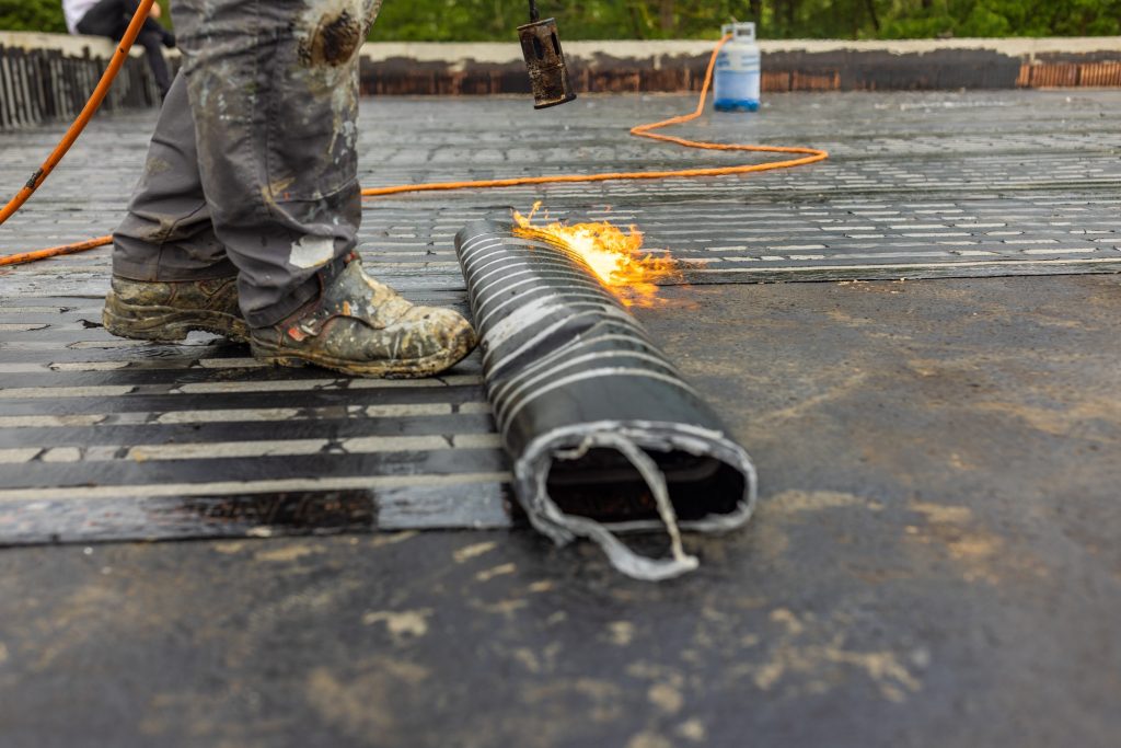 Servicios 5 Bituminous membrane waterproofing system details and installation on flat rooftop.