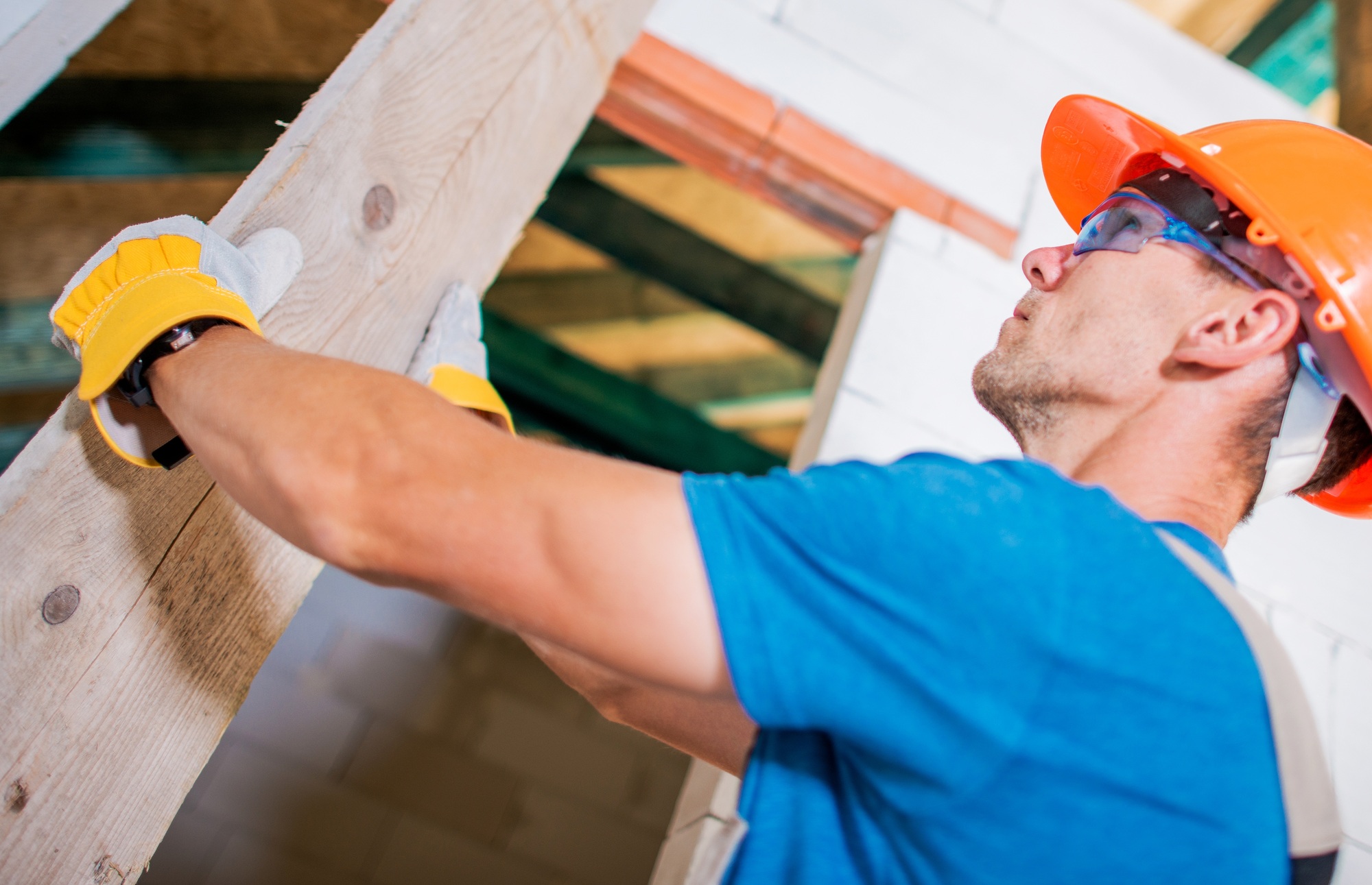 Inicio 2 Construction Worker with Plank